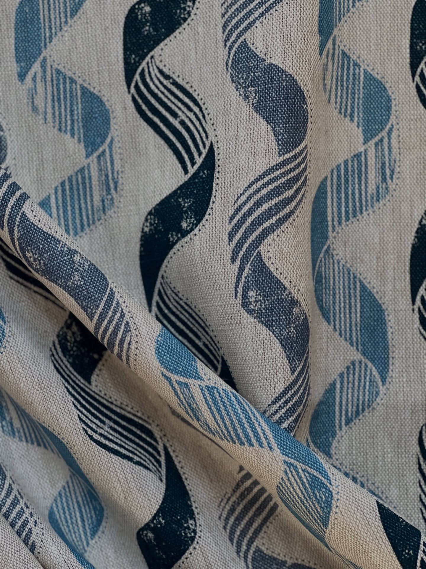 A little touch of garland all year round. 💙 

Our Cintas printed linen is lovely for curtains.  This design began life as a lino hand carved pattern. 

#zoeglencrossdesigns 
#cintasfabric
#garlandfabric 
#ribbondesign