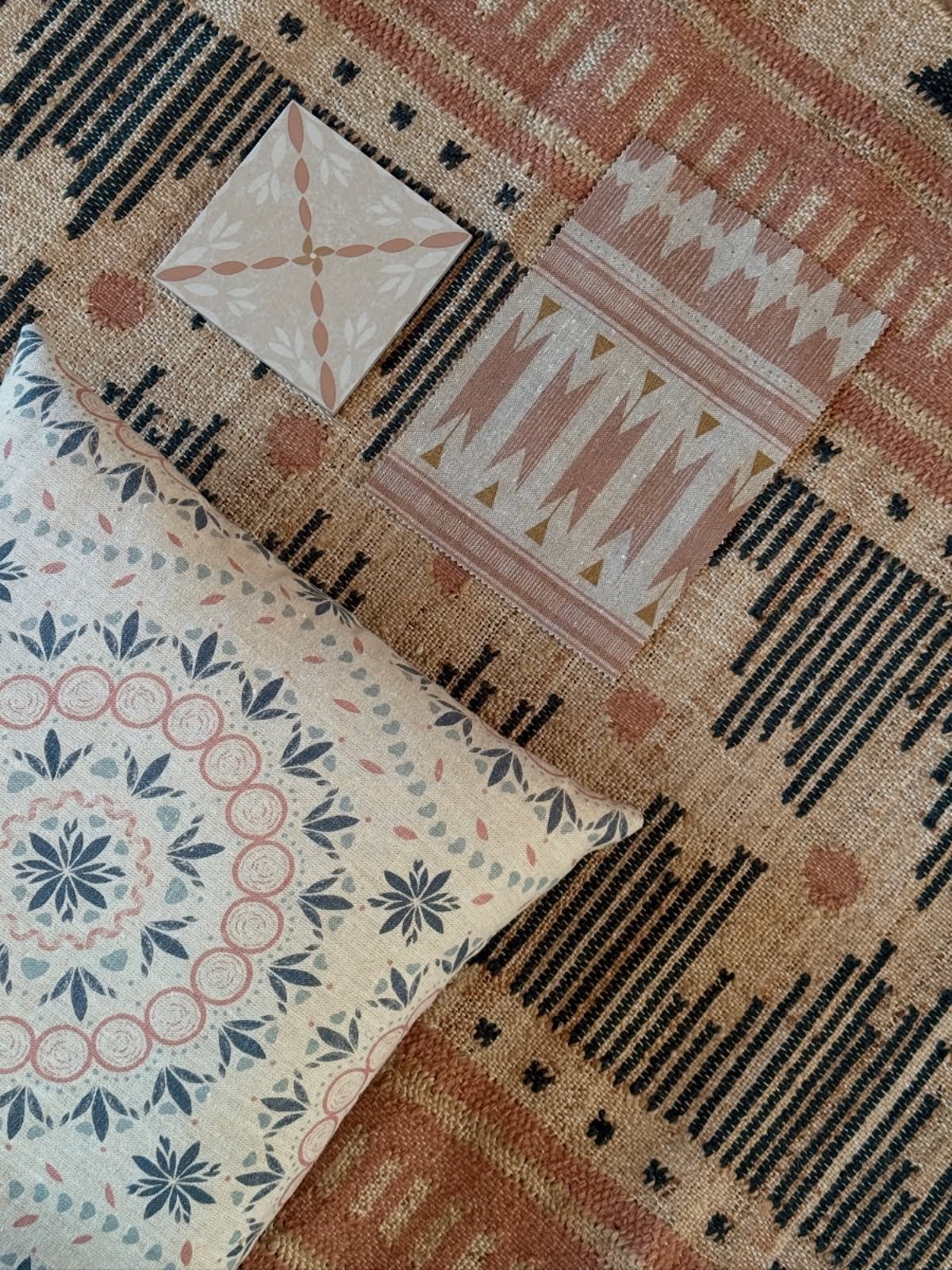 Making it easy! Look no further. 

Creating a warm, welcoming, balanced design scheme with fabric, hand woven rugs and tiles with @capietra and @coralandhive 🙌 

Combining different materials like this comes into its own in spaces like a large kitch