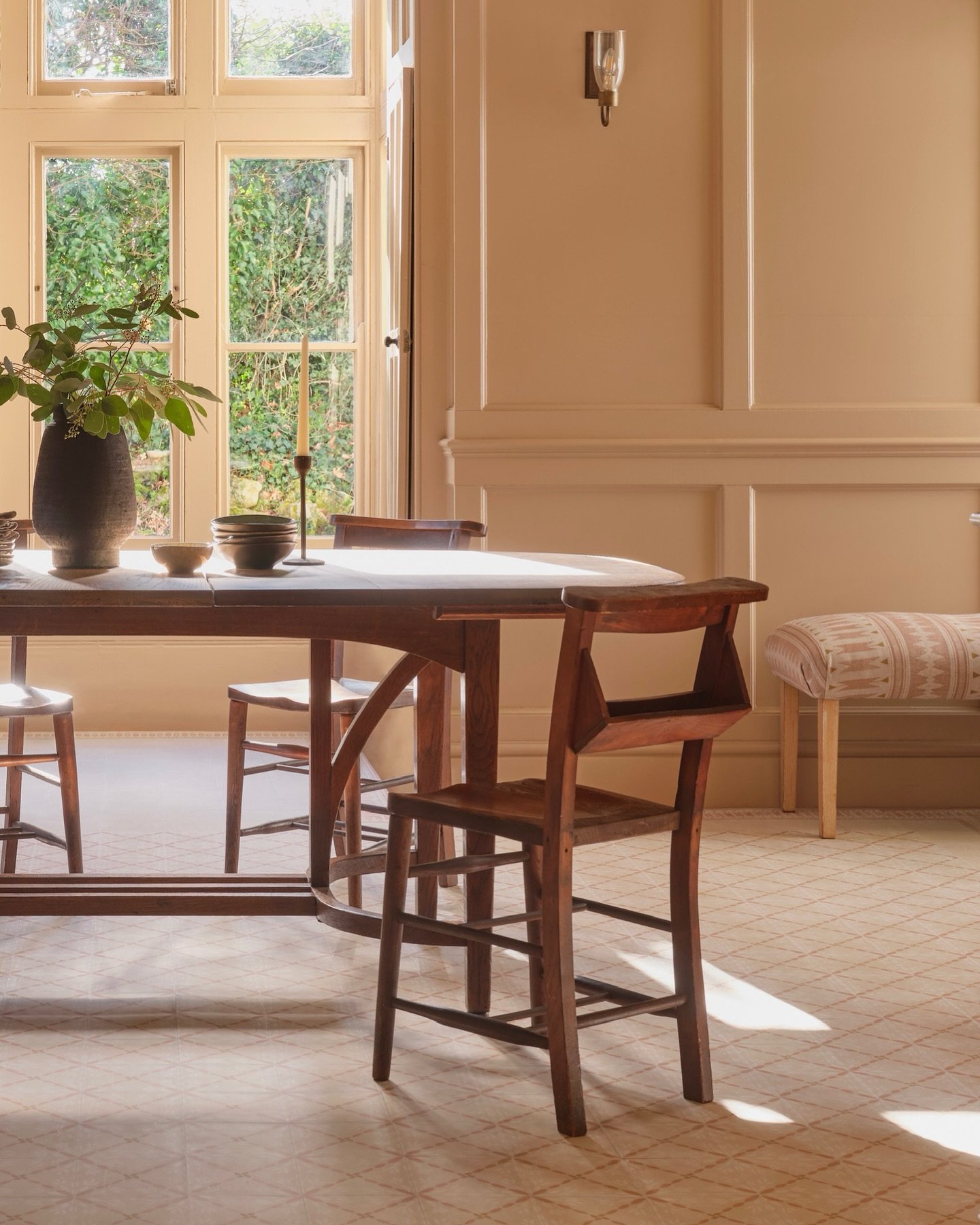 What a beautiful setting in which to host, complete with Porto tile flooring from the Aventuras tile collection in collaboration with @capietra. 😍

Bench upholstered in Ziggy Toasted Almond fabric. 
@studio.maple 
@ficooper.stylist 

#zoeglencrossde