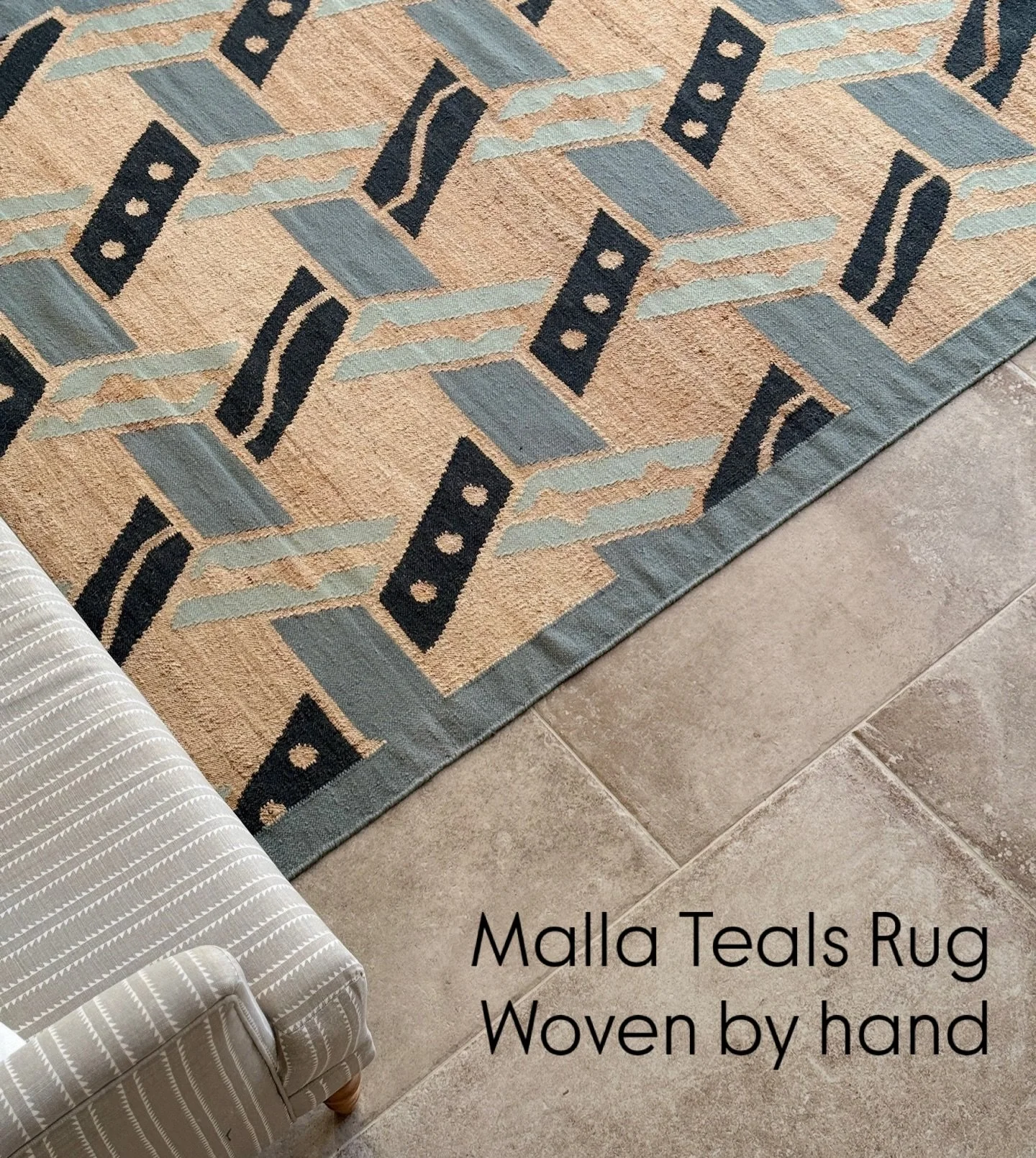 The maxi scaled Malla Teal rug in situ 😍, handwoven by the marvellous weavers at @coralandhive. 

Remember these can be woven to your required sizing.  We love how this mini print translated into a bold woven statement. 

#zoeglencross
#coralandhive