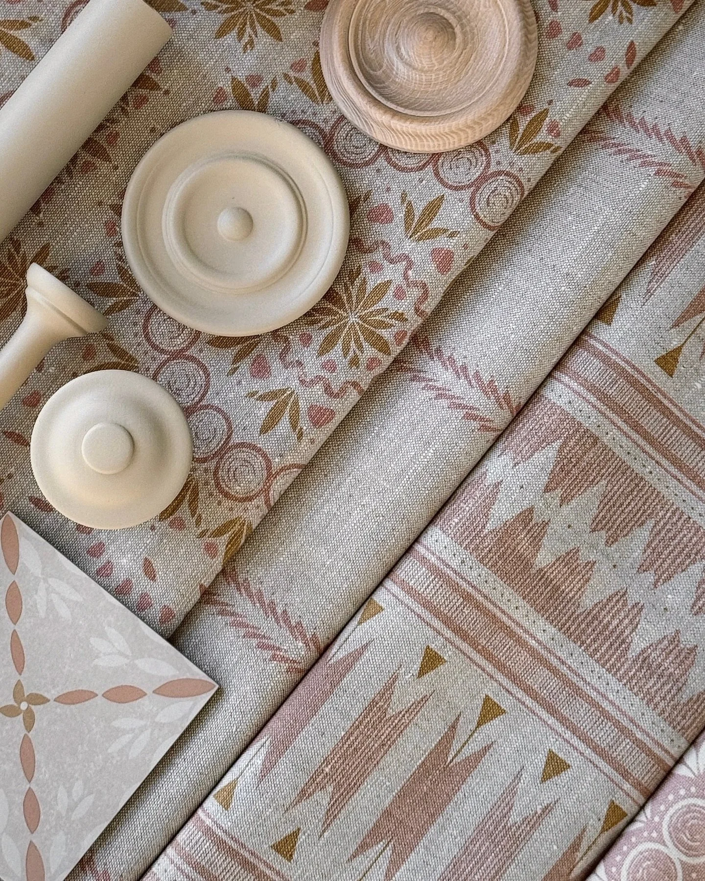 Let&rsquo;s leave the winter grey behind!! 🙌 We love to warm your home with the warmest tones. 😍 

Fabrics can work wonders in creating a sense of calm and warmth, and not forgetting our Terraacotta tiles created with @capietra_artisans (Porto tile