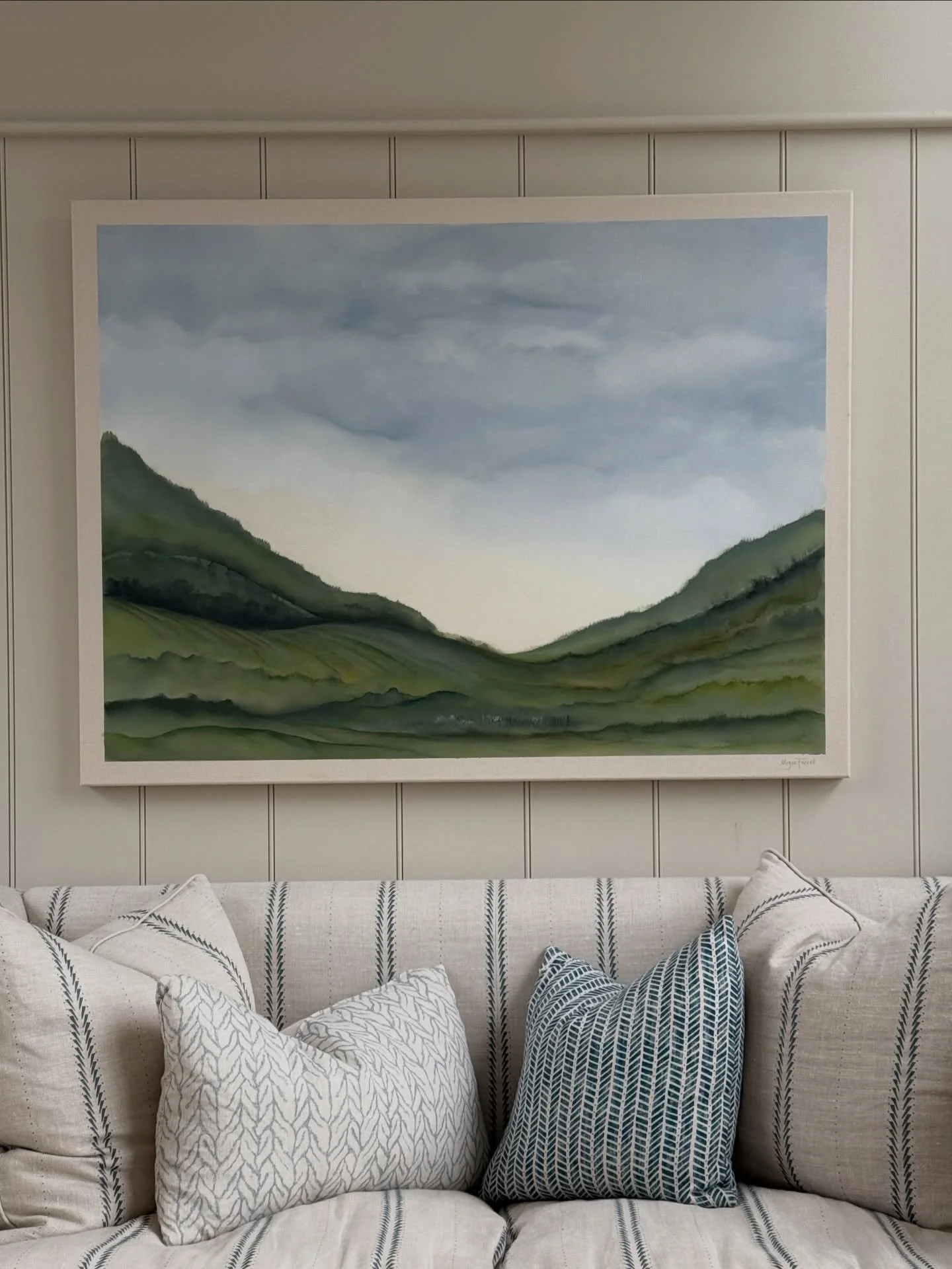 So pleased with this painting in situ! It was a belated birthday gift from wonderful friend @megfarrellpaints 🙏🏻. 

Love how the colours work with the light in the room and the sofa fabric (Feather Blade Atlantic). A suitably apt scene for this sho