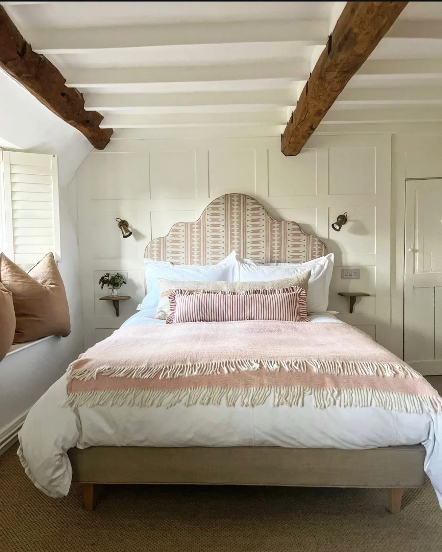 Throwback Thursday! 😍

Still absolutely loving this bedroom shot featuring our Ziggy Molinos Toasted Almond fabric as a headboard by @truffle_headboards for @thatchedcottagecotswolds. 

Thank you to everyone who sends us photos of your homes and fin