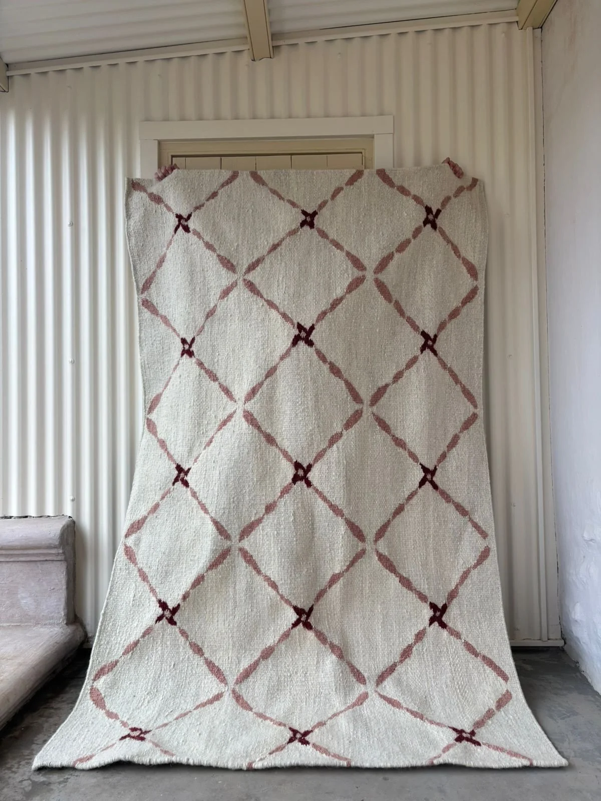 Big and bold yet beautifully soft, the Porto Nu handwoven rug by @coralandhive, an adaptation of our Porto fabric print.  Made by the wonderful team in Cape Town. 
Image credits Jeannine. 

#zoeglencrossrugs
#designcollaborations