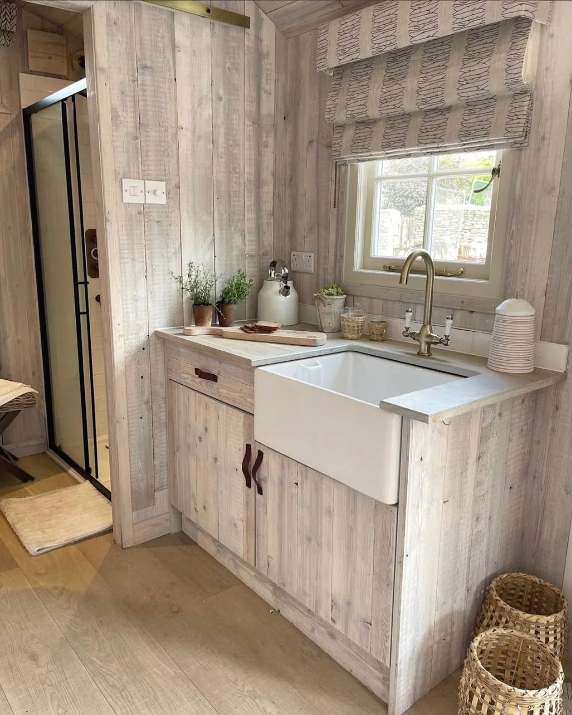 All this glorious sunshine calls for great garden spaces/garden rooms and inviting outbuildings. 
What a lovely shepherd&rsquo;s hut Bee Osborn created in her Cotswold garden @osborninteriors, featuring our Twiggy Inky on natural linen made up into c