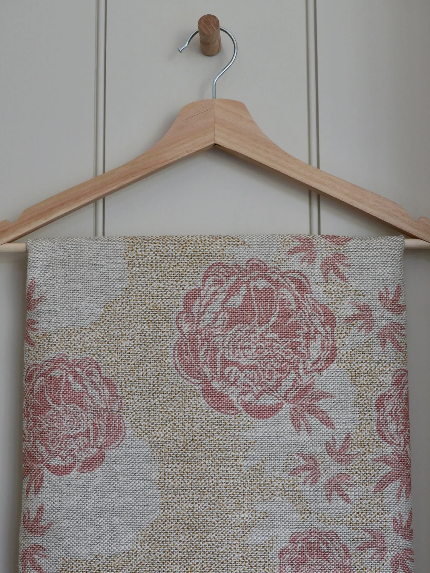 Which pink? 

Peony Echo comes in four colourways. 

Here are the pinks.  Which would you choose? 

1) Light Terracotta &amp; Ochre

2) Raspberry &amp; Zest

#zoeglencrossfabrics
#peonyfabric #pinklinen 
#printedlinen