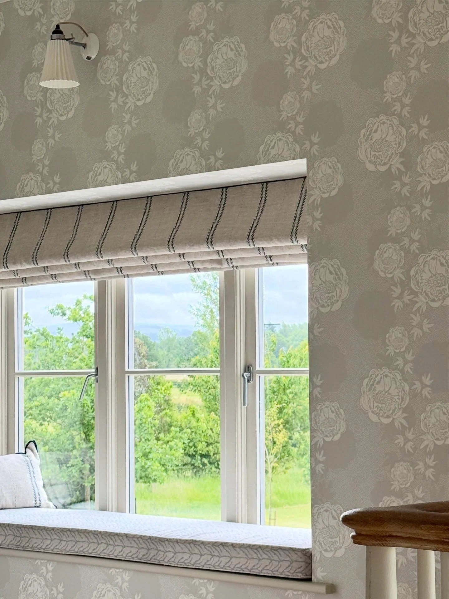 Working from home a little today, from my husband&rsquo;s desk.  He&rsquo;s got the view, now framed with Peony Echo wallpaper. 

Roman blind and cushion made in our Feather Blade Atlantic printed linen. 

#zoeglencrosswallpaper
#zoeglencrossfabrics