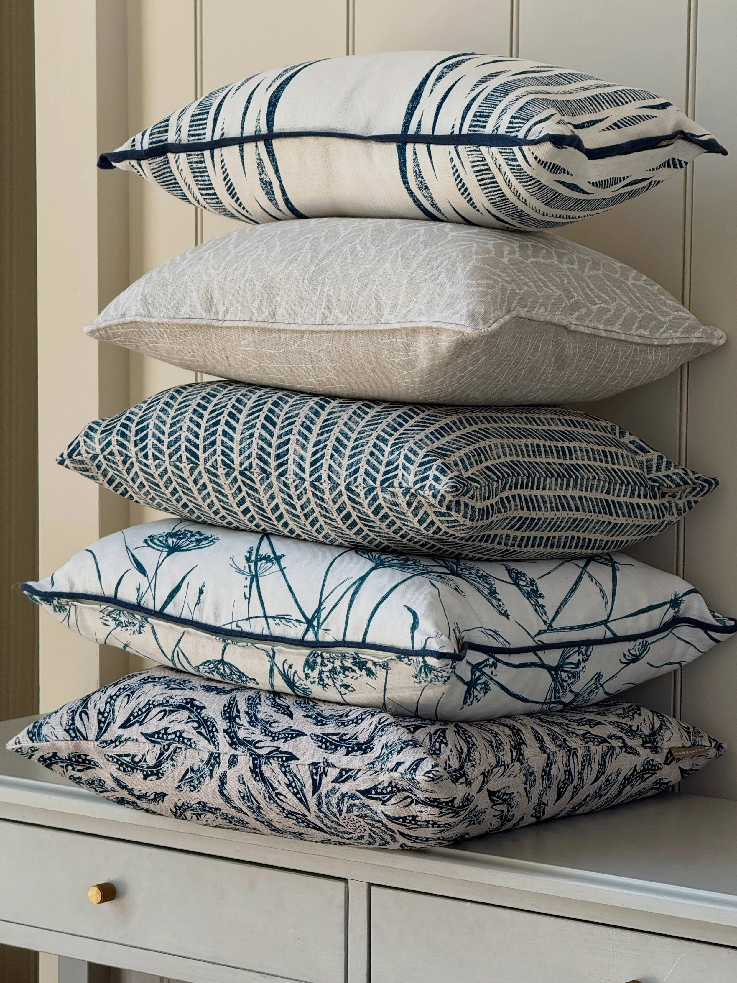 Stay cool cushions combined with our classic Mottram Meadow Inky Sky fabric as blinds or curtains, for timeless, classic coastal interiors. 😎☀️
Willow Mesh and Sea Tangle featured from our collaboration with @osborninteriors. 

All cushions are avai