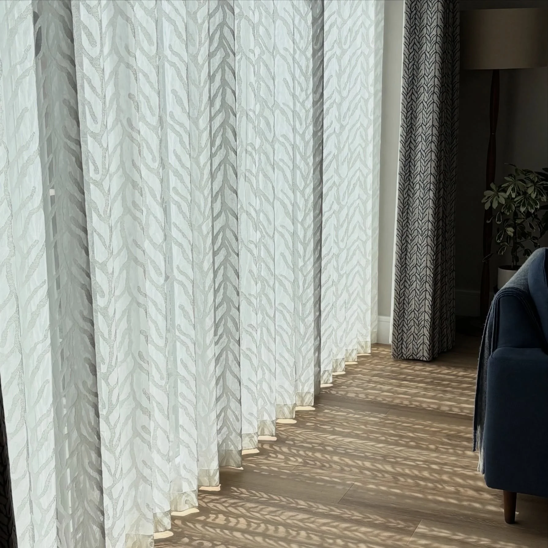We received this beautiful shot of our woven sheer Sea Tangle fabric made up in a client&rsquo;s home alongside curtains in our Sea Tangle printed linen. 

Gorgeous shadow patterns! 😍👌🏻

Thank you Isabel Spencer. 

Keep sending us your fabric phot
