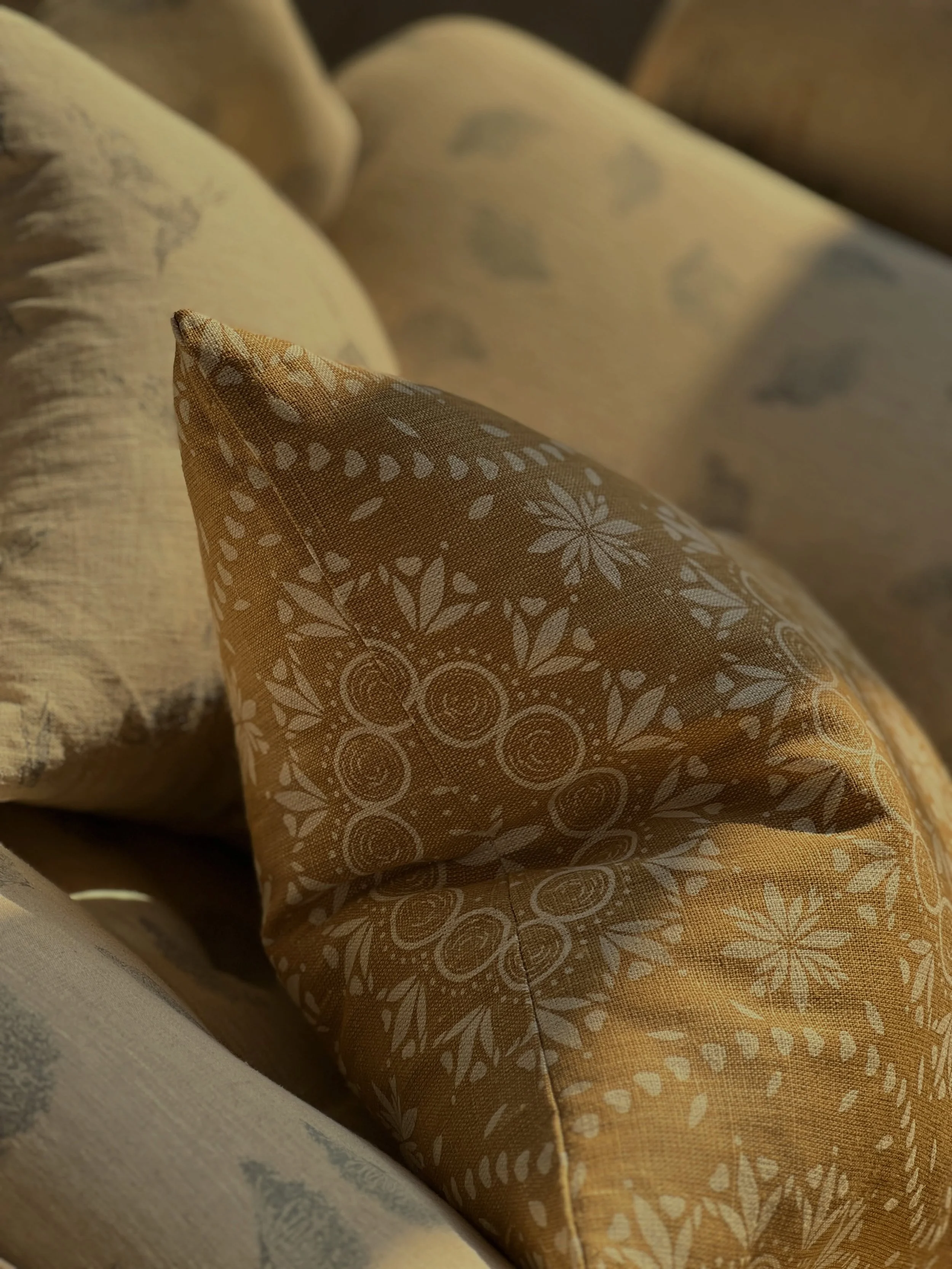 Golden summer light 😍☀️

Cushion: Palma Sol Antique Ochre.  Ammi Chateau Blue printed linen on sofa.

#zoeglencrossfabrics 
#linen
#cushions