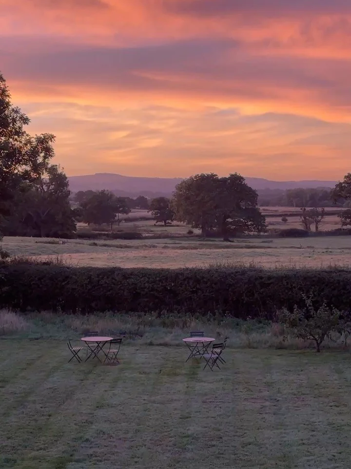 This morning&rsquo;s Autumn sunrise 🌄 bringing seasonal vibes. 

#sunrise
#autumninteriors🍁