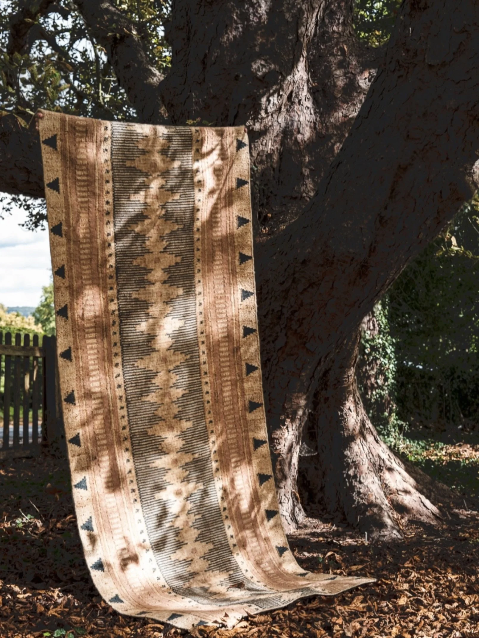 Seasonally textured and tonal, the Ziggy runner sits seamlessly amongst natural Autumn tones, hand woven by the wonderful people at @coralandhive.  Created in collaboration with Coral &amp; Hive this design is a maxi scaled version of our Ziggy Molin