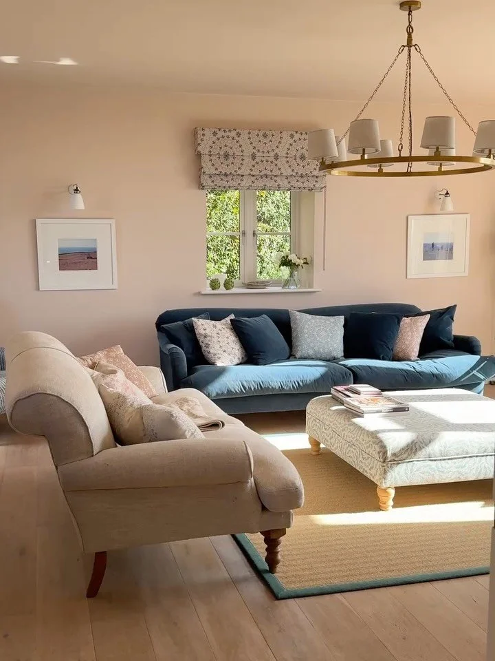 Happy sunny Sunday! ☀️😌💤

A little redecorate/refresh a few months ago lightened the lounge and added warmth. 
Walls: Light Masquerade by @littlegreenepaintcompany 

Footstool: Whirlwind Aqua printed linen
Cushions: 
Palma Sol Blue Trio
Palma Sol B