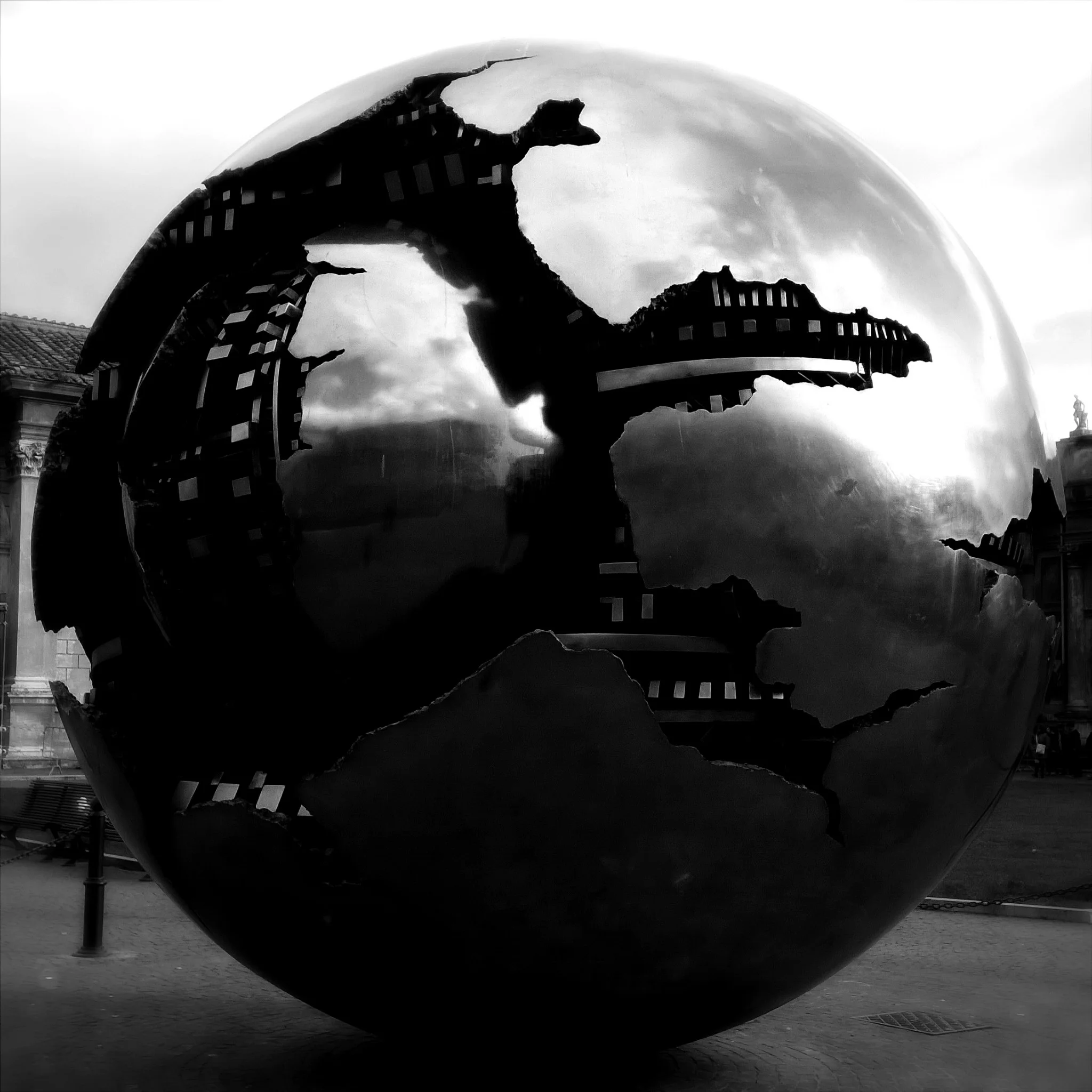 Sfera con Sfera - Arnaldo Pomodoro