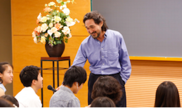 Stephen Murphy-Shigematsu teaching a class.