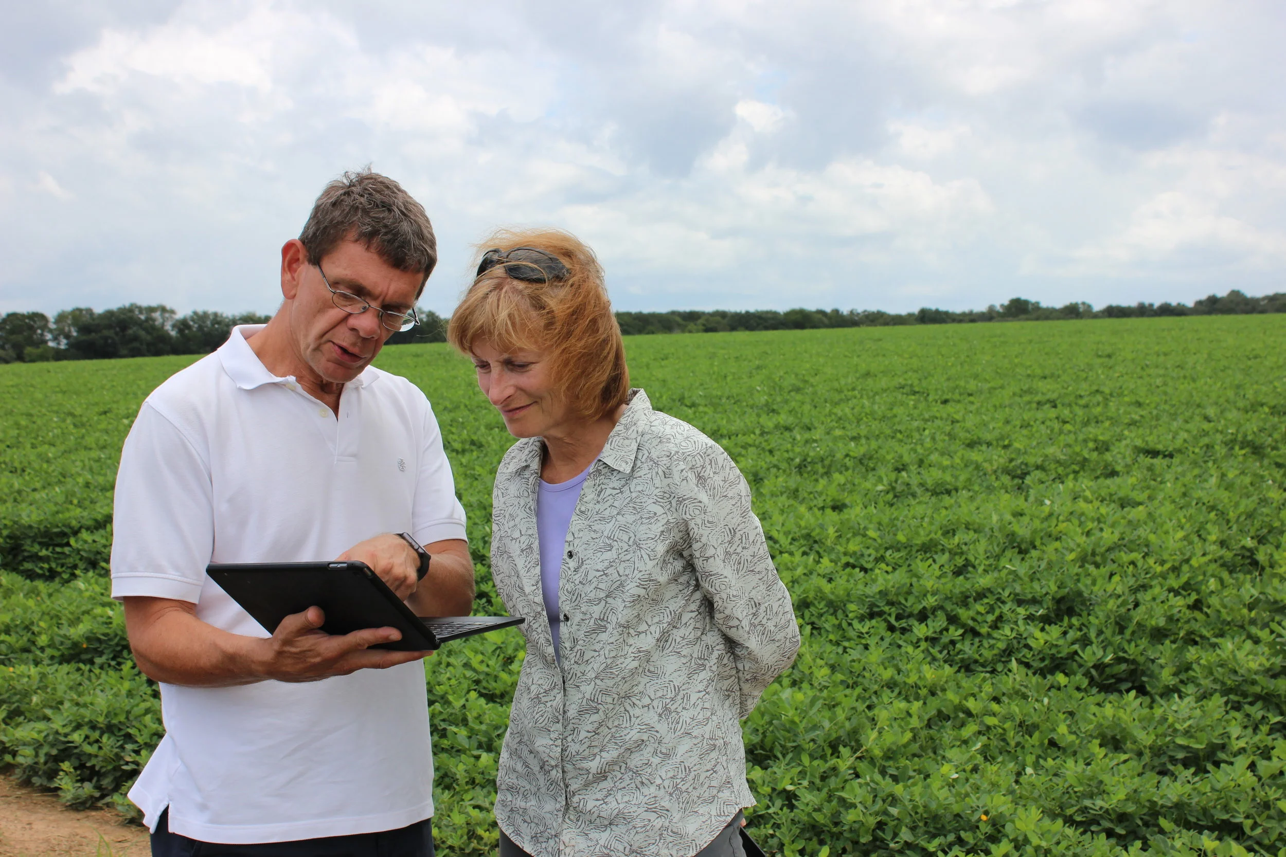 Sandra Postel, a Change the Course co-founder, learns about dynamic variable rate irrigation from Dr. George Vellidis of UGA during a visit to our Spring Creek project in 2016.