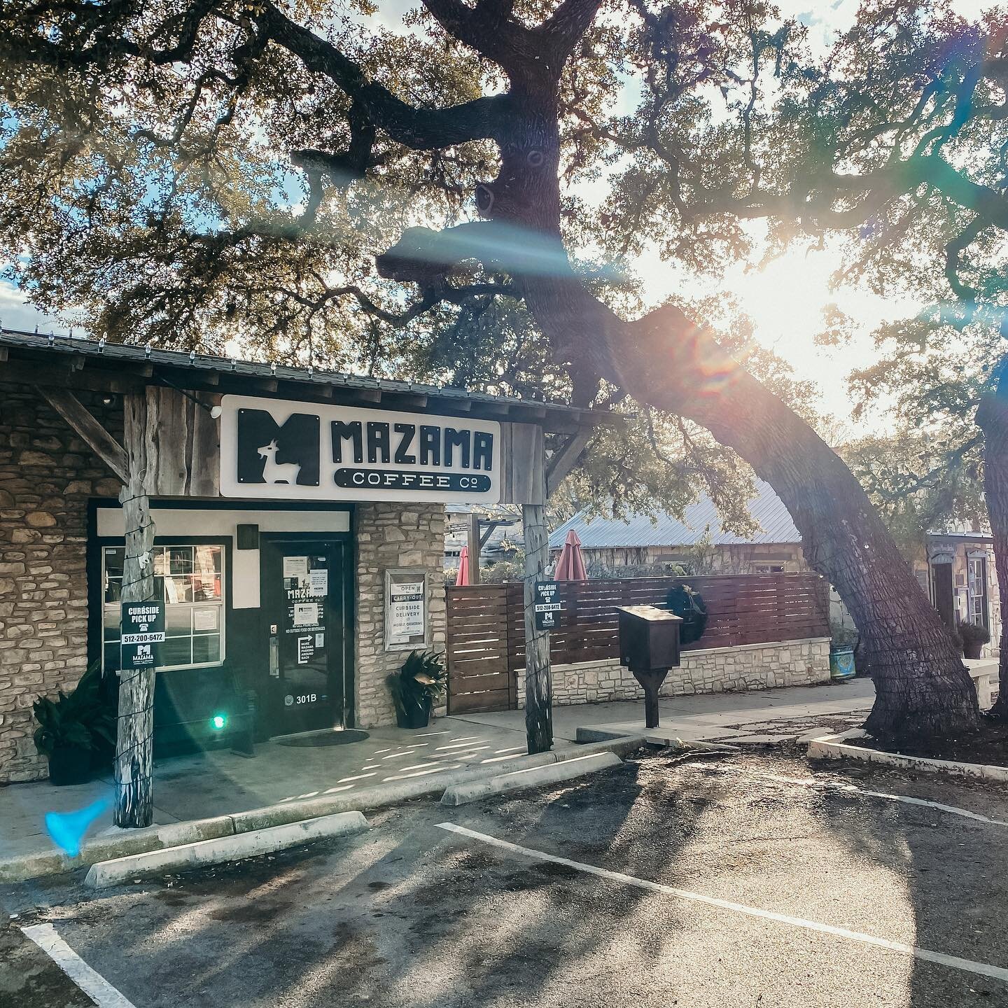 It&rsquo;s a beautiful Sunday and we&rsquo;re here until 2 pm today! ❤️☀️ No better way to start a great day than @mazamacoffee ! 

#mazamacoffee #dstx #drippingsprings #drippingspringstx #atx #atxcoffee #do512 #austineater #drinklocalcoffee #atxcoff