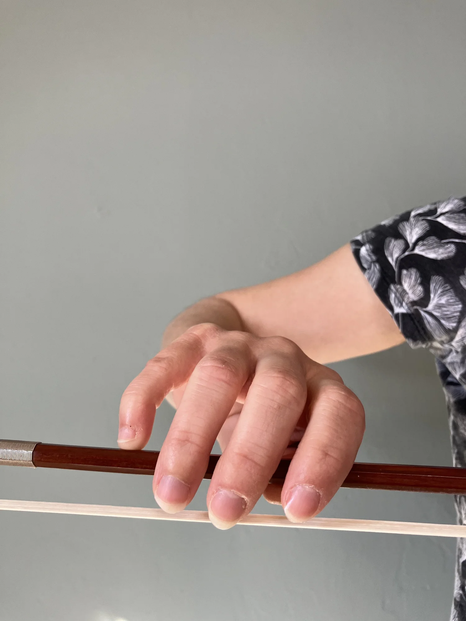 How (Not) to Hold the Violin Bow: 5 Steps to Form a Natural, Relaxed ...