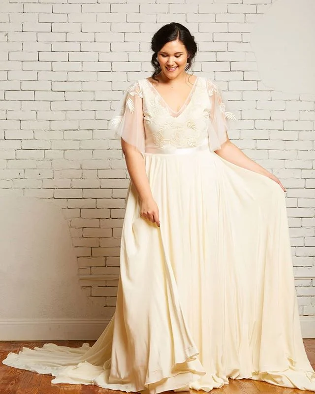 Hey girl hey 😍 The Daphne top and Hudson gown by @rebeccaschoneveld_bridal strike just the right balance of #boho #minimal and #classic 
As the flagship shop for Rebecca's collection we have ALL the mix and match options your heart could desire! Make an appointment and come play dress up with us! Finding the exact right look for our brides is what makes our hearts sing 🎵