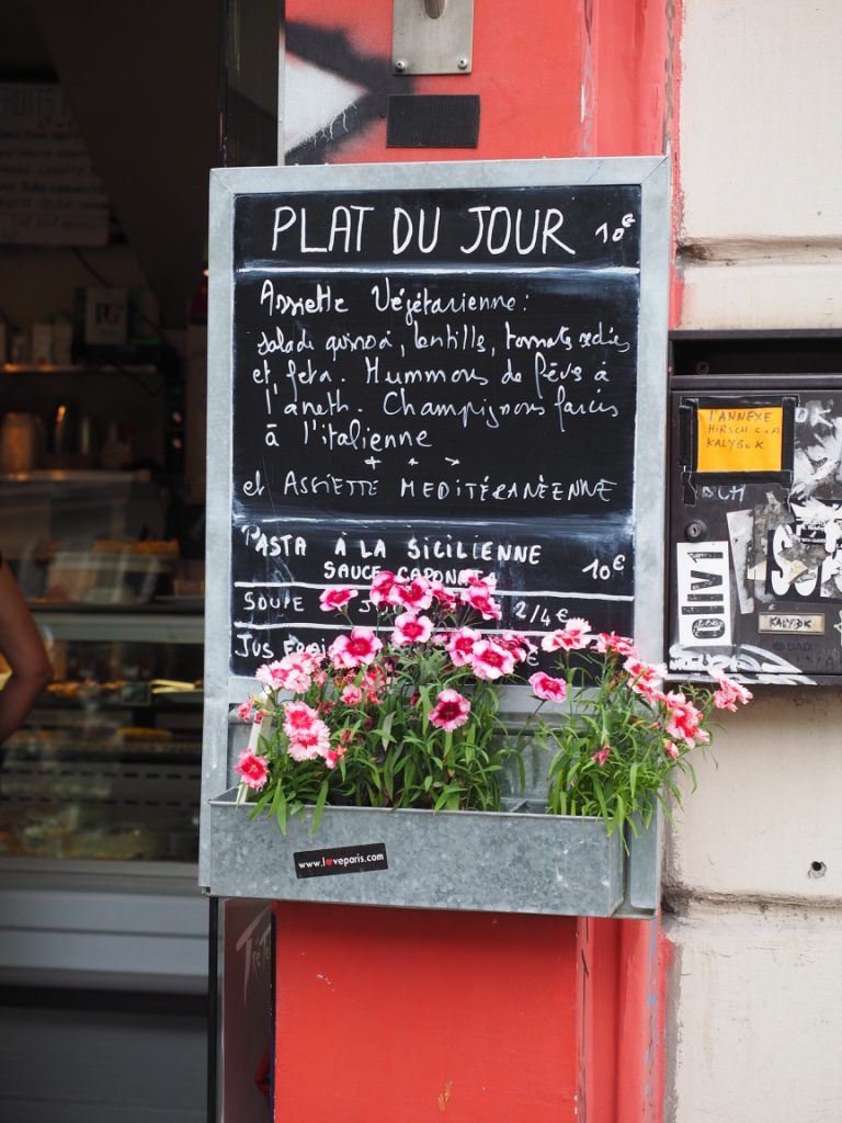 We adored this clever use of a window box that we spotted in Paris. (And as for that menu, it sounds pretty good - we'd just swap over the feta to almond feta though!)