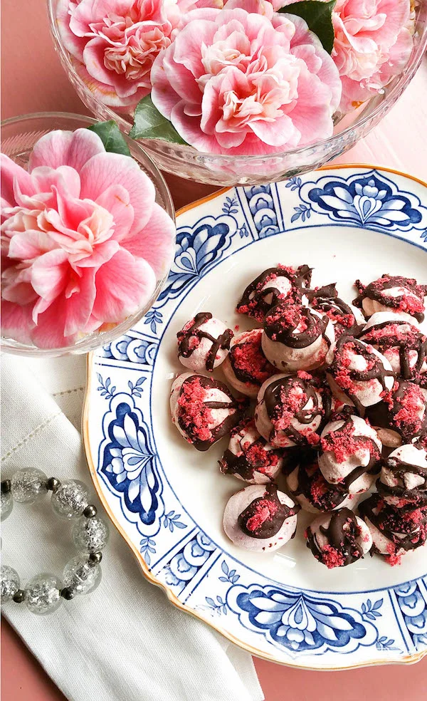 vegan-aquafaba-meringue-strawberry-kisses.jpg