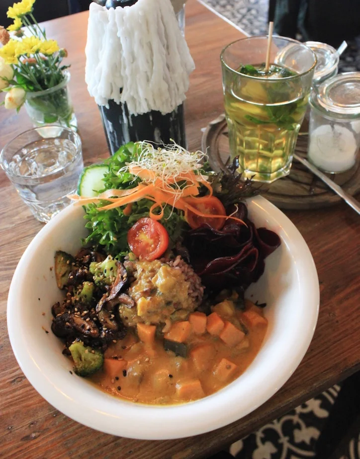 vegan-curry-bowl-veg-food-guide-berlin.jpg