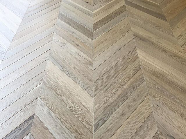 Here&rsquo;s a custom chevron pattern we just competed! We used rustic white oak planks over a plywood subfloor.  #design #homedesign #decor #interiordesign #moderndesign #myhouseidea #modernliving #laminate #construction #hardwood #hardwoodfloor #ha