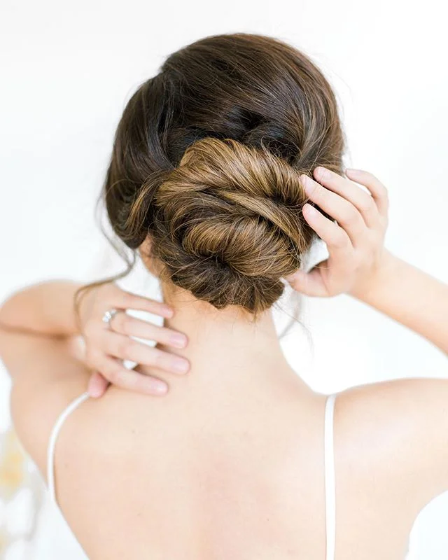 Thank you @tiffanysangsterphotography for letting me be a part of this styled shoot! 💜
Featured on @magnoliarouge
&bull;
Styling/Photography: @tiffanysangsterphotography 
Design/Florals: @findingflora
Chairs/Glassware: @stgeorgepartyrentals
Invitati