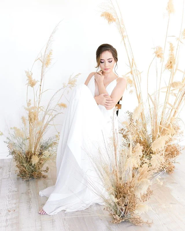 Thank you @tiffanysangsterphotography for letting me be a part of this styled shoot! 💜
Featured on @magnoliarouge
&bull;
Styling/Photography: @tiffanysangsterphotography 
Design/Florals: @findingflora
Chairs/Glassware: @stgeorgepartyrentals
Invitati