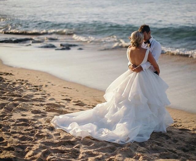 Ocean Dreaming 
Beach Vibing with a soft chignon and strapless gown ✌️