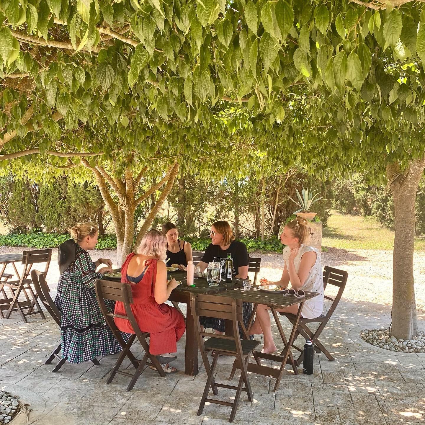 Lovely team here today, enjoying lunch under the olive trees. 
So great to meet new friends and re connect with old ones!!! 
.
.
#locationmallorca #mallorcalocation #mediterraneanstyle #photolocation #filmlocation