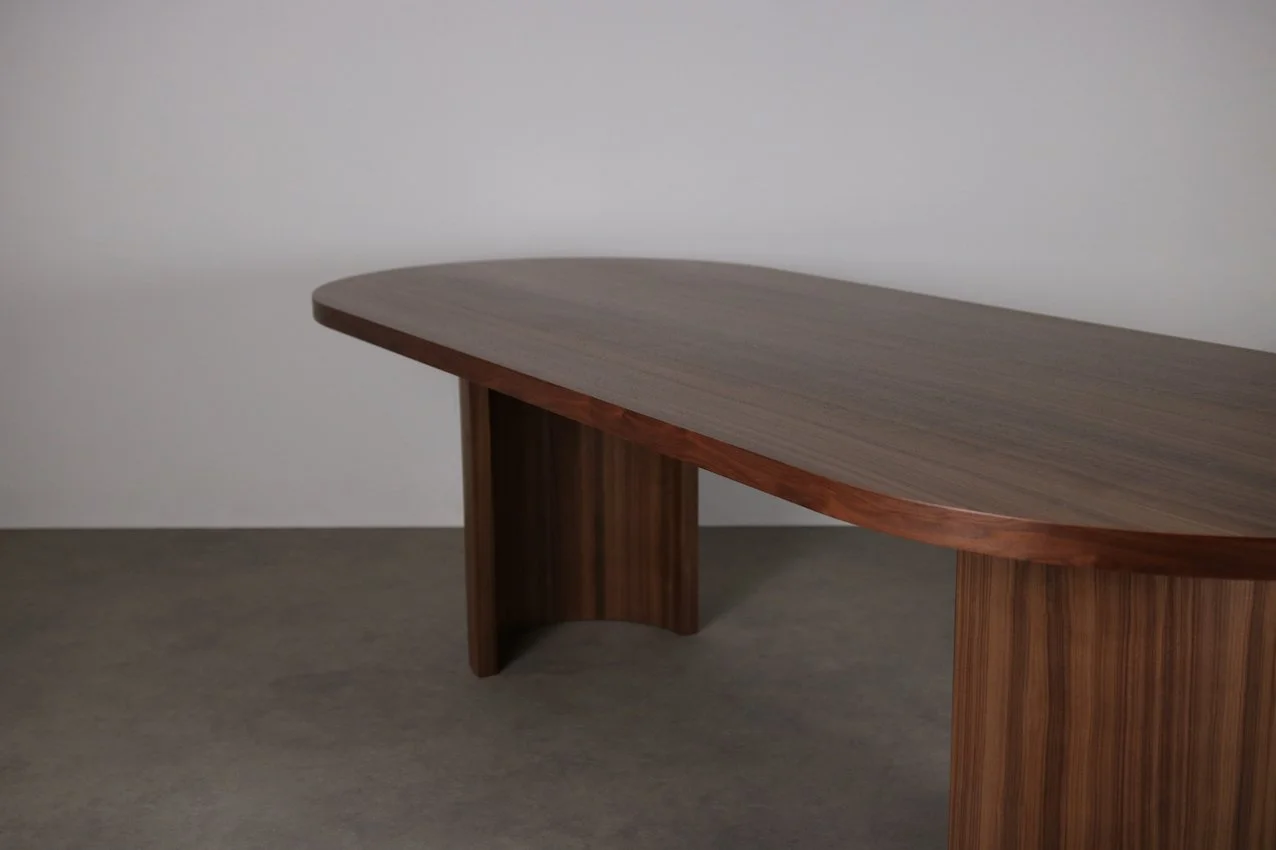 Matbord i amerikansk valnöt