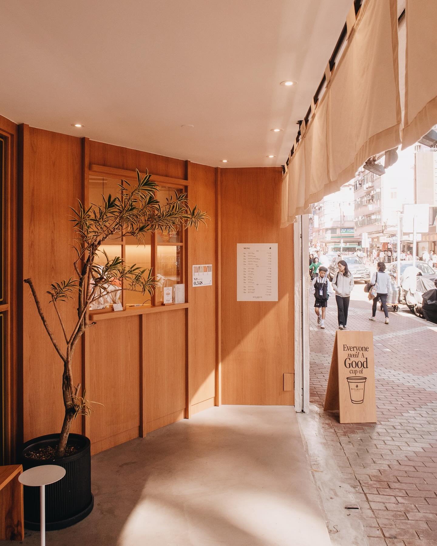𝐌 𝐈 𝐍 𝐀 𝐌 𝐎 𝐓 𝐎  𝐂 𝐎 𝐅 𝐅 𝐄 𝐄
&mdash;
位於旺角波鞋街的 coffee kiosk @minamoto_coffee_official 
店面以 minimal &amp; 原木色為主調
在附近繁忙的店舖中別樹一格✨ 
有提供簡單的咖啡單品 也有是日的手沖選擇！(/^▽^)/
門口有幾張長凳可以坐下來稍息一會 也可以帶著咖啡進店逛逛~(˘▾˘~)
我們嘗了flat white 和 latte 當天的 house blend 味道偏堅果