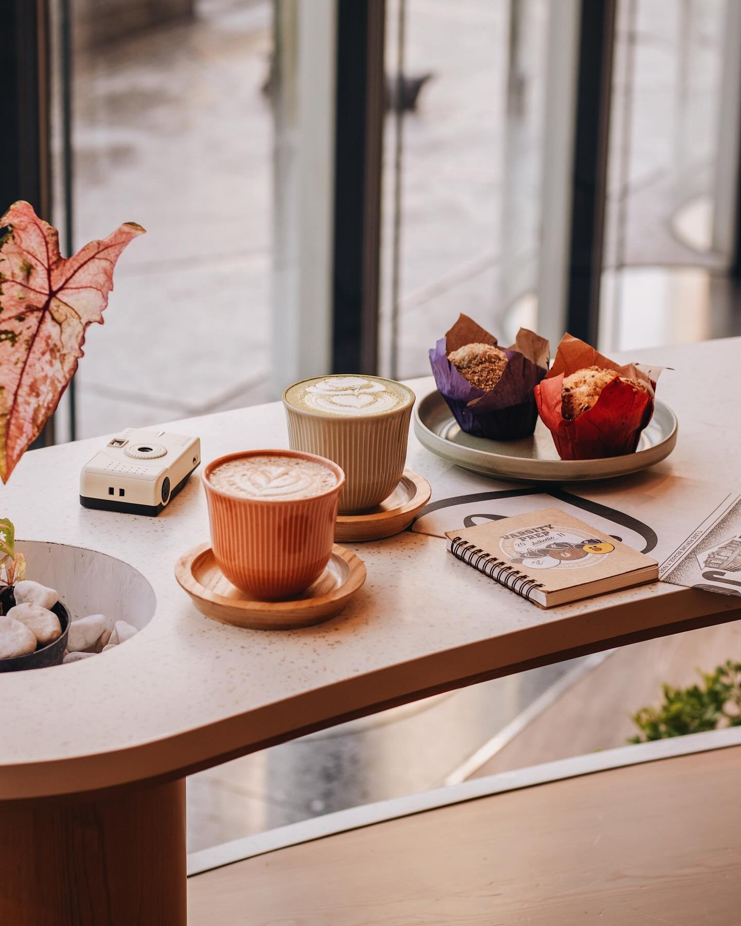 U K I Y O 
&mdash;
If you are looking for a spacious cafe to have a cozy coffee afternoon, @ukiyo_hk maybe a nice option to you✨ Otherwise, doesn&rsquo;t need to climb up for 6 floors for this, especially in the morning ಠಿ ˑ̫ ಠಿ