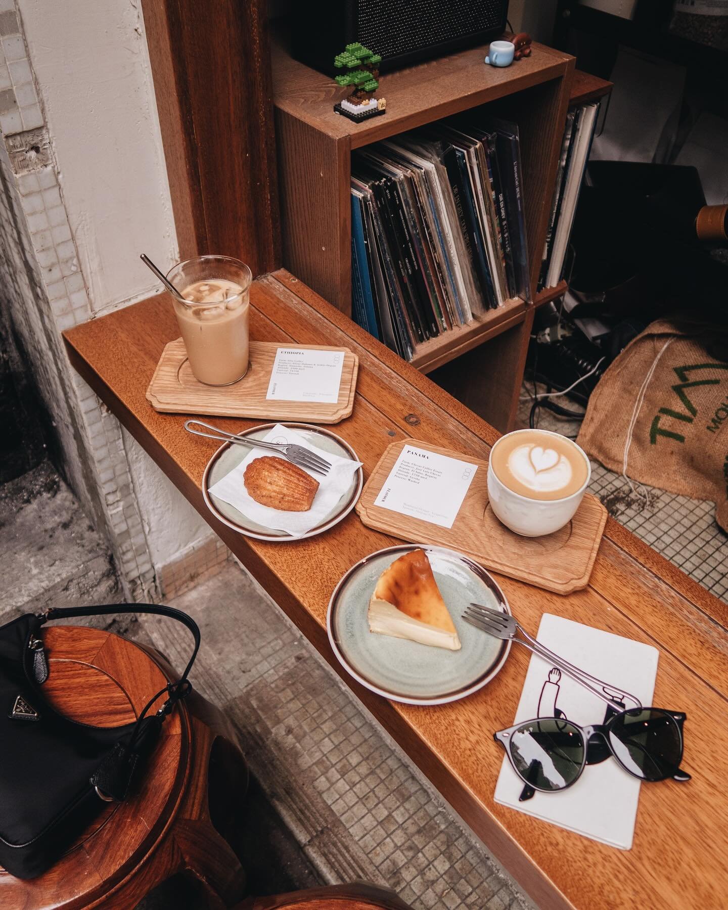 cozy coffee place with quality coffees and nice small bites @en_coffeehk ☕️🤍