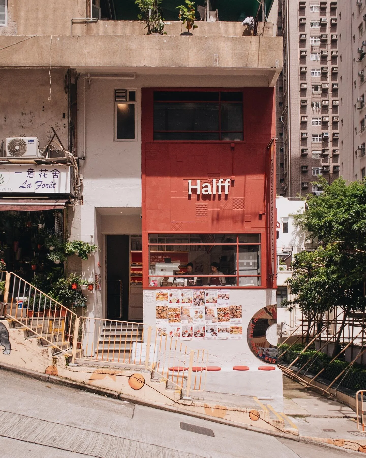 𝐡 𝐚 𝐥 𝐟 𝐟
&mdash;
在西營盤正街新開的貝果店 @halffbakery 
擁有鮮明的店面 轉角位還有一塊切開了的貝果鏡子🪞
貝果店主要只提供外帶 如果想即場享用的話可以坐在店面前的石壆位置～
貝果的選擇十分多！我們試了煙三文魚芝麻貝果和雞肉貝果🥯
另外還外帶了煙肉和抹茶ヽ(&acute;▽`)/
貝果十分軟糯又不失咬勁*&acute;ސު｀*配上他們自家製的cream cheese很不錯呢𖤐