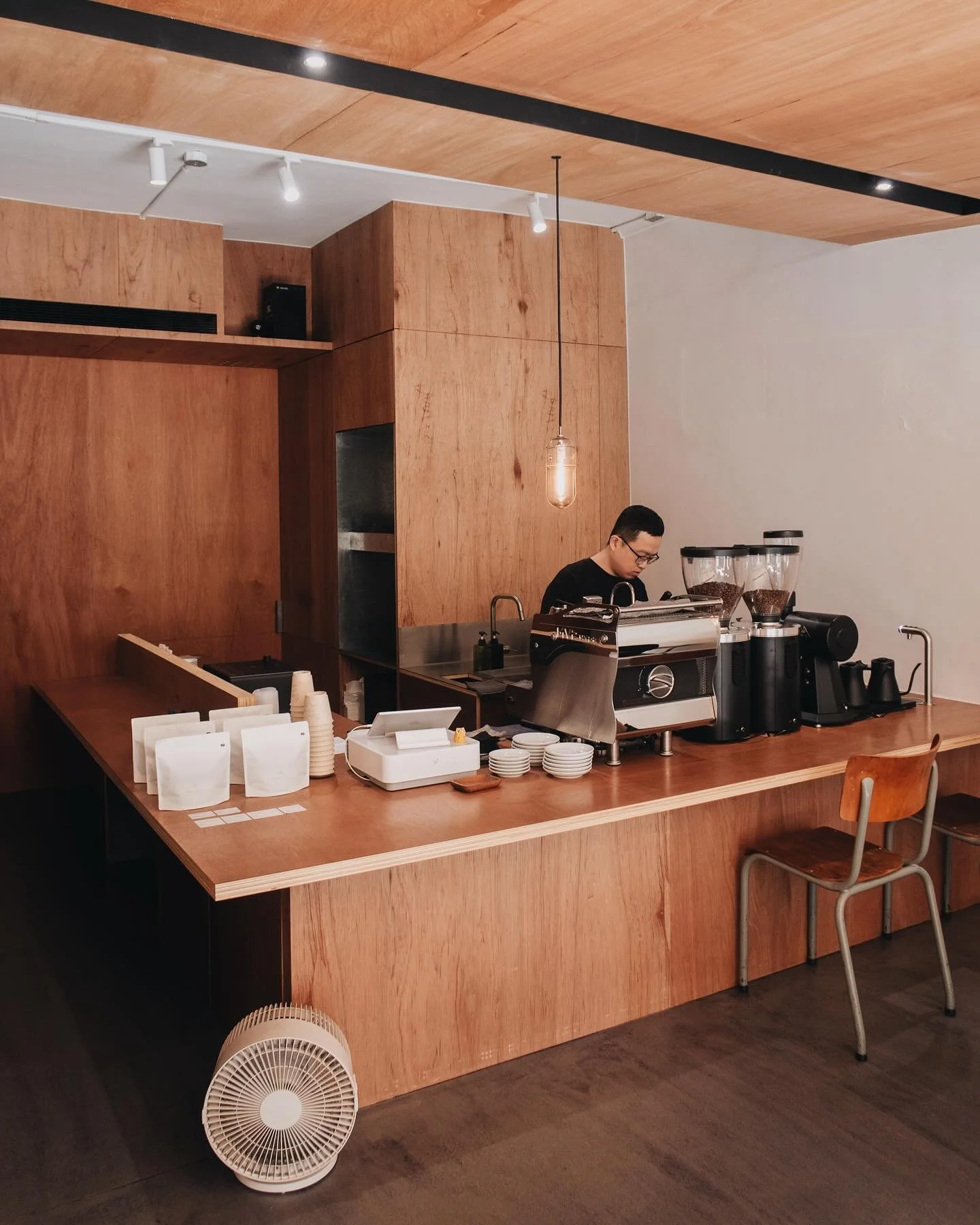 𝚙𝚘𝚠𝚍𝚎𝚛 𝚌𝚘𝚏𝚏𝚎𝚎 𝚛𝚘𝚊𝚜𝚝𝚎𝚛𝚜
&ndash;
隱藏在小巷當中的 @powder_coffee_roasters 
木系感很重 沒有多餘的擺設 天花板微微向外斜
整個空間都很乾淨俐落 有一種很寧靜的感覺
招牌的紅豆奶油脆皮麵包令人印象很深刻～ 紅豆的甜度剛好🫘 
加上整片牛油和外脆內軟的麵包 幸福感2OO分！
蛋沙律脆皮麵包也不賴～ 我們一口接著一口很快就吃完了～ 是滿足的美味！
配上冰美式或者熱拿鐵都很不錯☕️
#conyjapintai