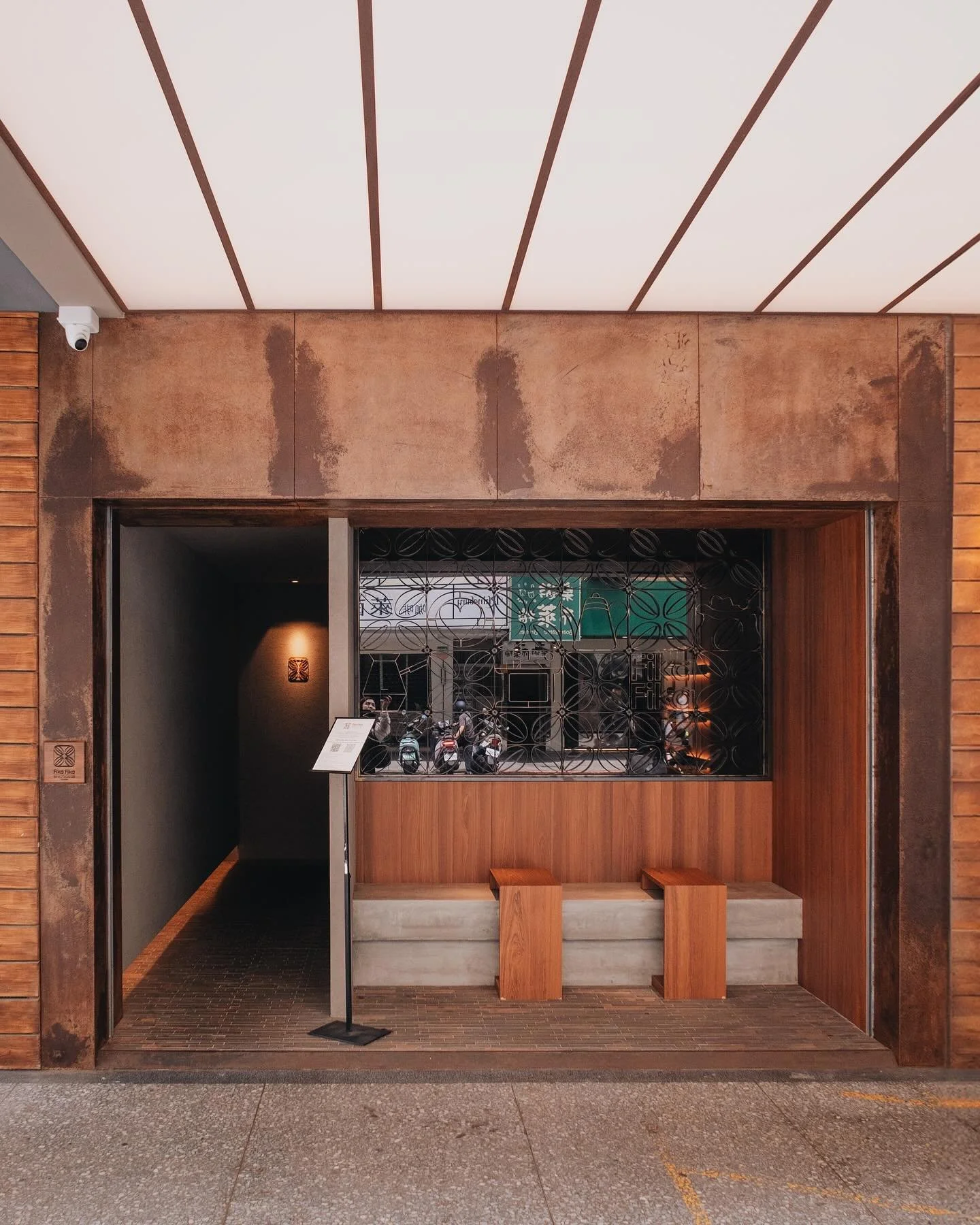 F I K A  F I K A 
S H I U  X I A N G ꔛ
&ndash;
一直放在口袋名單的 fika fika 作為亞洲50大咖啡館
終於來到朝聖了～ 這次來到他們新開的姊妹店 @fikafika_shiuxiang 
感覺比較走精緻路線 &ndash; 以 fine-dining 的概念包裝咖啡體驗~(˘▾˘~)
從進店招待、室內空間、咖啡導覽到咖啡豆選擇等 每一環都讓人對咖啡品嚐有新的體驗和感受！
室內空間環境寬敞 以灰黑工業風加上黃銅為主調 
中間的咖啡吧台陳列著超過