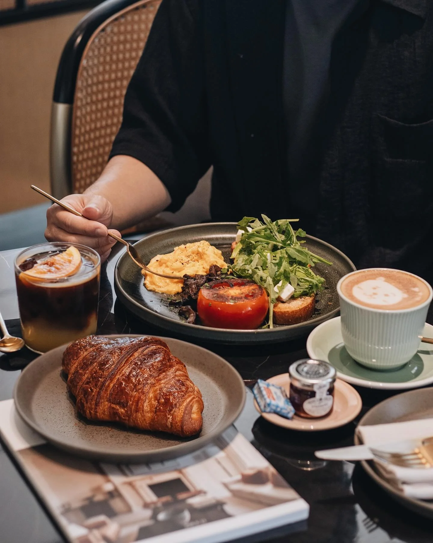 d o m a i n ＊┈
&ndash;
pre-typhoon breakfast in @domain.hk with calmness 
位於 @easthk 東隅酒店一樓的 Domain 是一家 work-friendly 的咖啡廳～
以半開放式長型的格局為主 兩旁有 sofa seats 還有滿滿的插座
雖然是酒店裡面的咖啡廳 但是 menu 也有很多選擇～ 
早上有提供早餐和麵包 11:00 後則有提供蛋糕和 pastries (੭&bull;̀ᴗ&bull;̀)੭
我們點了 a