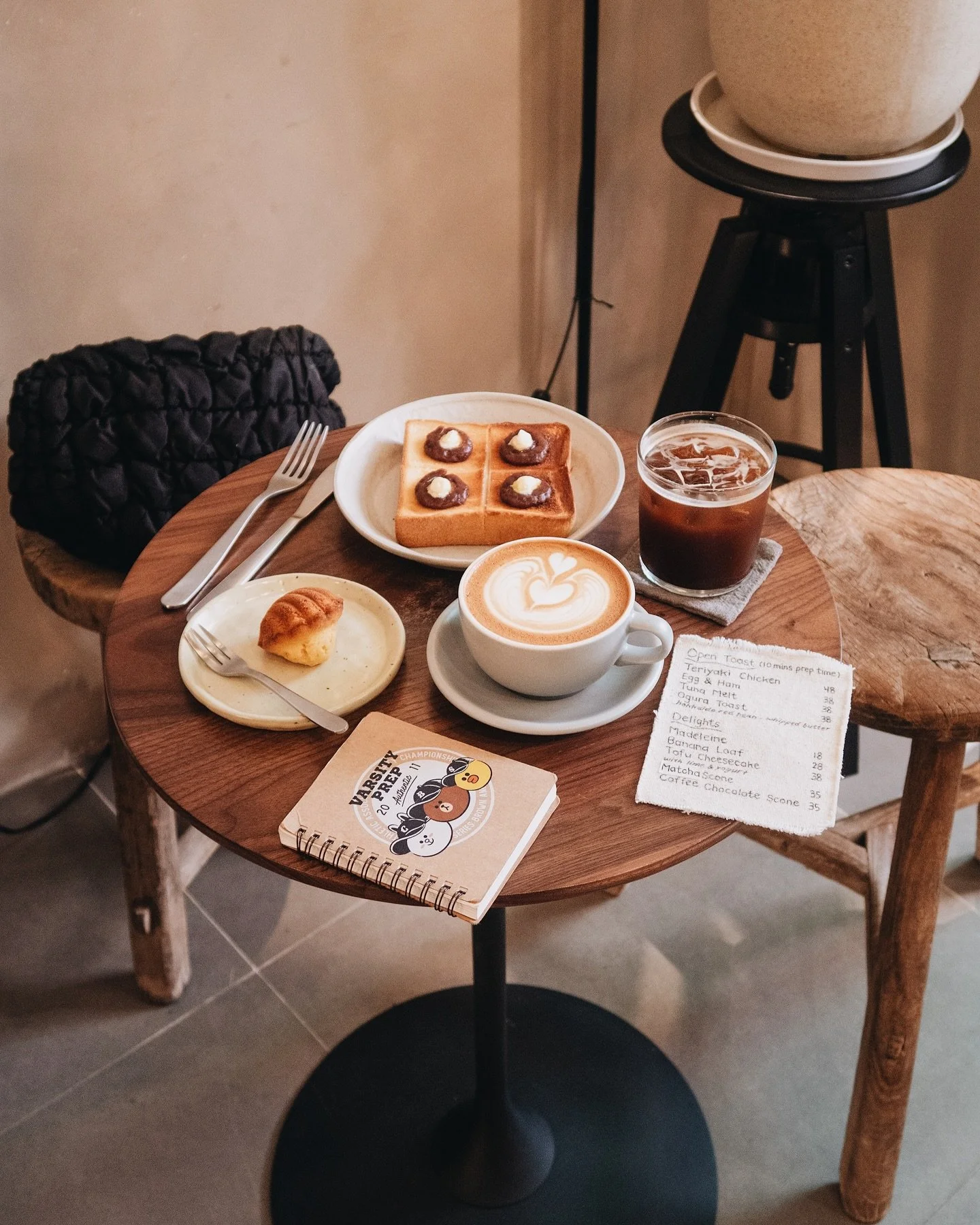 𝚜𝚑𝚎𝚎𝚛 𝚌𝚘𝚏𝚏𝚎𝚎 ꔛ
&ndash;
因為奶油紅豆吐司而 bookmark 了 @sheercoffeehk 一段時間
終於的起到訪了✨٩( *˙0˙*)۶
咖啡廳呈長方形的 layout 室內空間不大 只有幾張桌子和吧台 但是空間卻相當 cozy ~(˘▾˘~)
我們點了 ice black 和 flat white 都選了 ethiopia 的豆子 有淡淡的果香味 ჱ̒ ｰ̀֊ｰ́ )
主角 𝙾𝚐𝚞𝚛𝚊 𝚃𝚘𝚊𝚜𝚝 奶油紅豆吐司🧈 需要等待