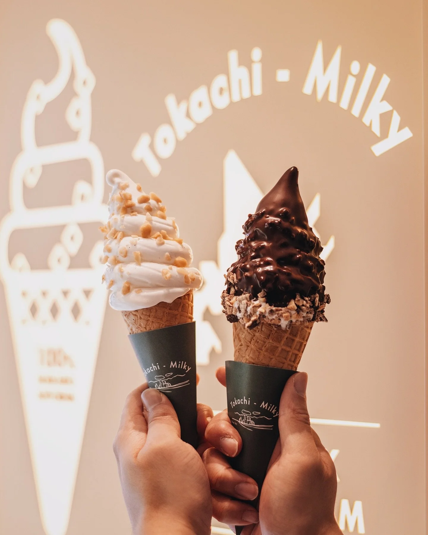 T O K A C H I M I L K Y
- 
位於鴨巴甸街的北海道雪糕店 @tokachimilky 🇯🇵
採用北海道十勝牧場澤田牛牛乳製成軟雪糕🍦
牛乳味比一般的牛乳雪糕突出
雪糕十分堅挺 加上香濃的花生碎口感非常好～ ჱ̒ ｰ̀֊ｰ́ )
北海道牛乳味道濃而不膩 just the right point ✨*&acute;ސު｀*
另外特濃朱古力脆脆dip都很不錯！是中等甜度的朱古力🍫
不過吃的時候要超小心 ( ꙭ ).ᐟ.ᐟ 脆脆一裂就大塊剝落
夏天消暑一流☀︎ ~(˘▾˘