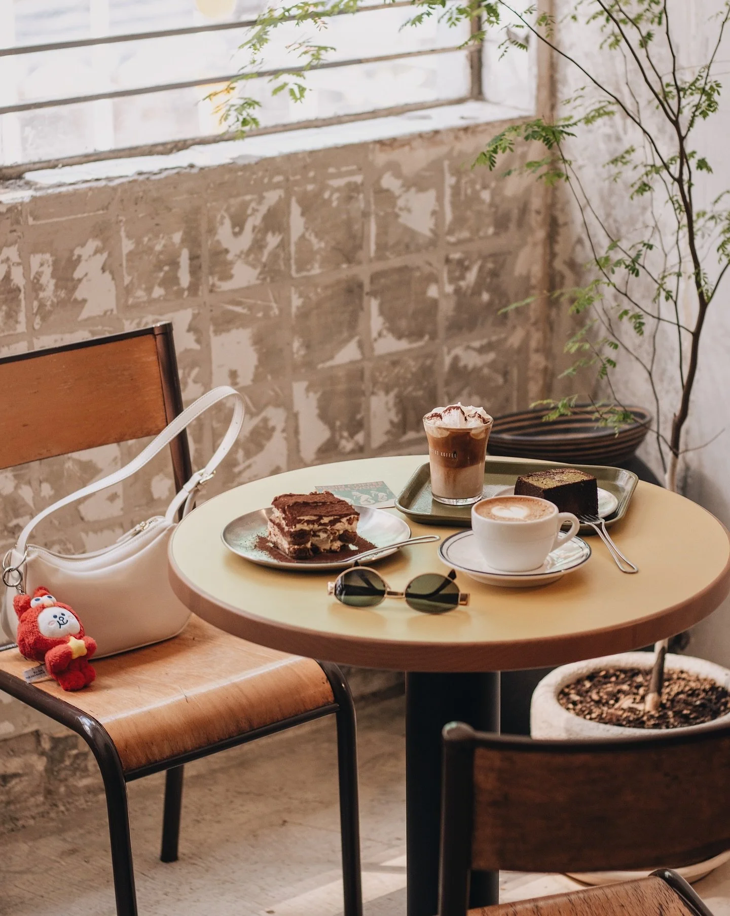 칵투스 커피
K A C T U S  K O F F E E
in Sheung Wan.ᐟ.ᐟ
&ndash;
走韓系工業風的咖啡店 @kactuskoffee 最近進駐了上環～
樓高兩層的新店分有不少區域 &ndash; 地下的半戶外座和室內座比較緊密
一樓的室內座空間比較寬敞 比較適合工作 / 聊天 ಠಿ ˑ̫ ಠಿ
整體室內環境以水泥地板和復古的木系裝修 加上韓系傢俬陳列 還有一抹藍色 highlight ~(˘▾˘~)
咖啡餐點方面也以輕食甜點為主
我們點了 flat white 和