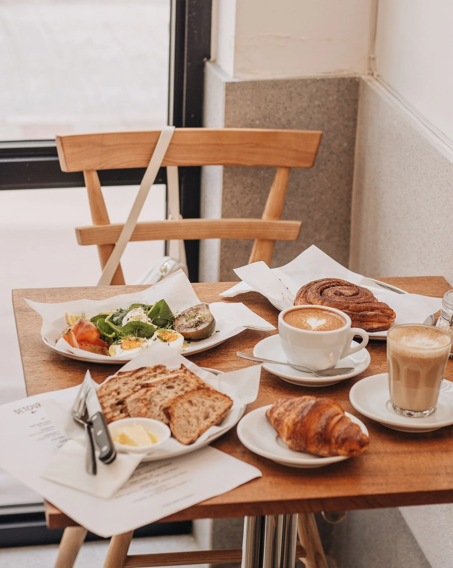 Detour &larr; in Central
&mdash;
@detour.coffee.wine 在中環開了新分店 ٩( *˙0˙*)۶
居然選址在人來人往的皇后大道中地鋪 吸引到不少人到訪呢ಠಿ ˑ̫ ಠಿ
餐廳室內空間不大 可以容納大約20人 也有不少人來買外帶咖啡
整體環境非常cozy 也是work-friendly cafe✨
無論咖啡、麵包和 brunch plate 也是質素之作☕️
特別喜歡他們的 salmon brunch plate 味道調得很好～*&acute;ސު｀