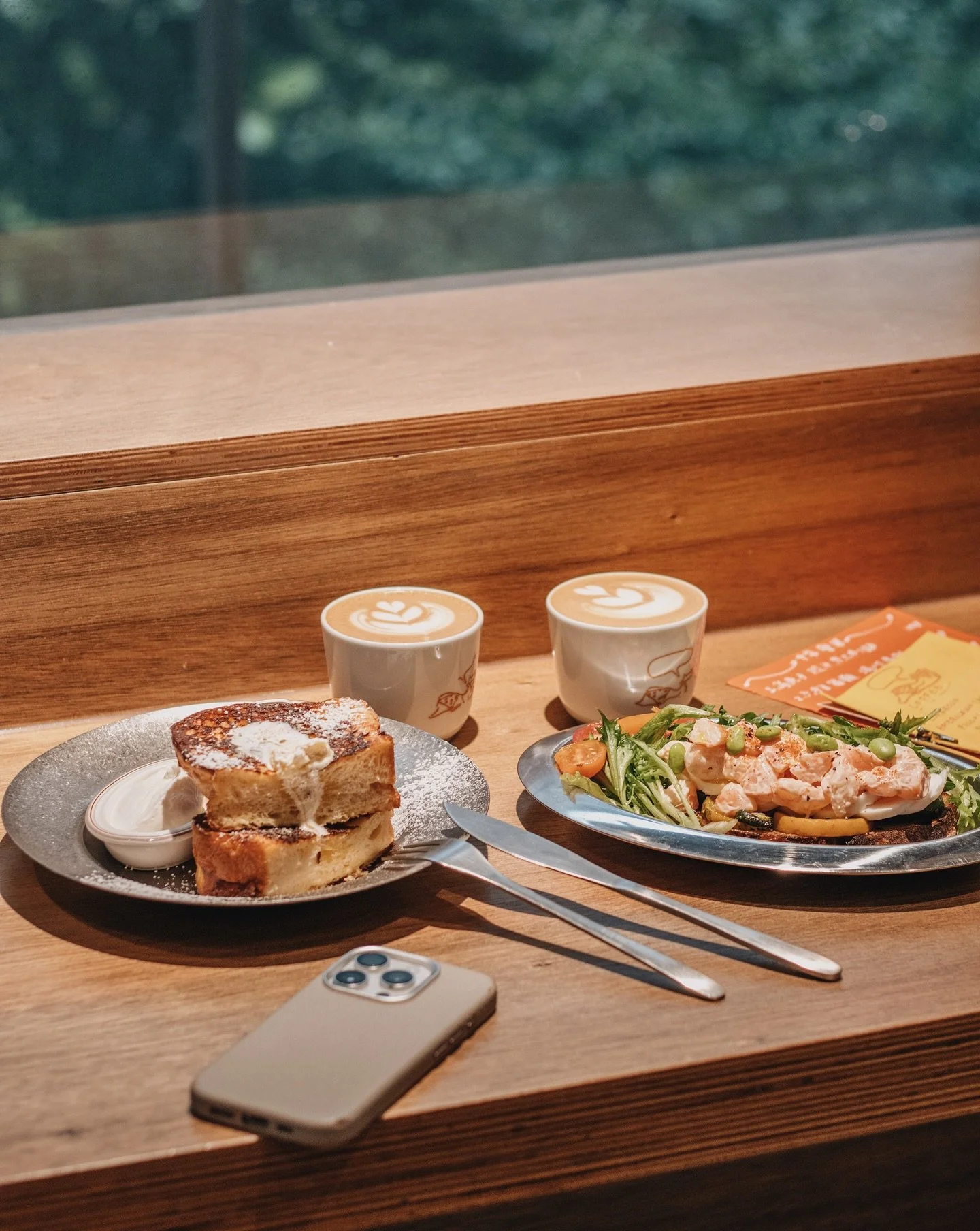 十 常 八 九  𖡼 ღ
s a p  s a a n
&ndash;
下雨天到訪在旺角重開的 @sap.sann 
室內環境呈長型 有卡位和一排望窗的位置 ٩( *˙0˙*)۶
餐牌也跟深水埗的舊店有點不一樣
沒有了招牌的栗子布朗
反而多了不少主食！ʕʘ‿ʘʔ
我們試了小雞尾酒蝦配蔥油sourdough和 french toast
前者清新輕盈 後者軟熟之餘甜度適中*&acute;ސު｀*
咖啡方面我們點了 latte / flat white
也是偏 fruity 味道✨
下次陽光來臨的時