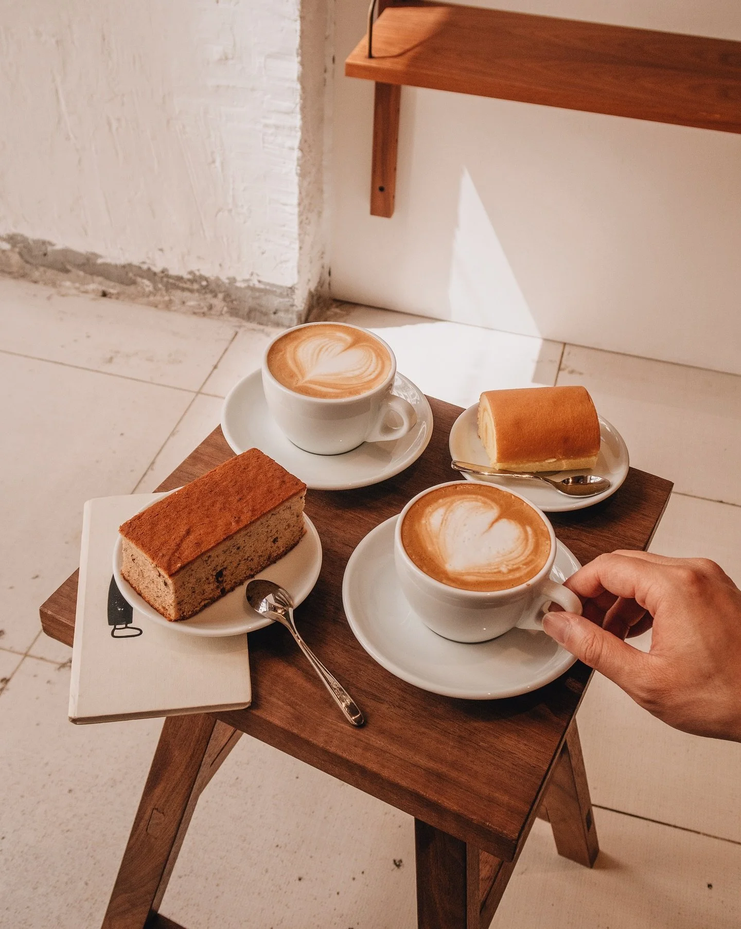 ⋆｡˚ sᴡᴀʟʟᴏᴡ ᴅɪᴠᴇ 
-
原本在上環樓上的咖啡店 @swallow.dive 最近搬到灣仔堅彌地街的小巷中 ٩( *˙0˙*)۶
保留了寂靜的氛圍✨
除了手沖咖啡外 還有提供機啡和輕食&middot;̑◡&middot;̑
很好吃的檸檬roll cake才$25! 🍋ヽ(○&acute;&forall;`)ﾉ♪