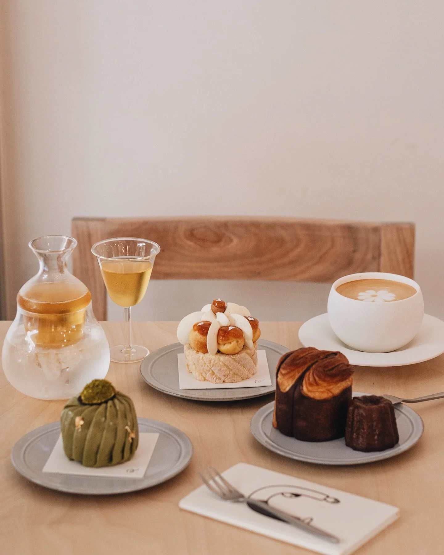 ʀ ᴇ ʟ ɪ ᴠ ᴇ  ᴘ ᴀ ᴛ ɪ s s ᴇ ʀ ɪ ᴇ
&ndash;
從7年前開始這個 foodie account 見證著 @relive.patisserie 一路從黃竹坑&rarr;荔枝角&rarr;上環
Relive 終於在上環摩羅上街開設門店 / studio .ᐟ.ᐟ  1OO 個為他們開心的 me ✨ヽ(○&acute;&forall;`)ﾉ♪
室內貫設其品牌簡約 monotone 的風格 以黑白灰為主 也增添了 art gallery 的空間
長型 counter 陳