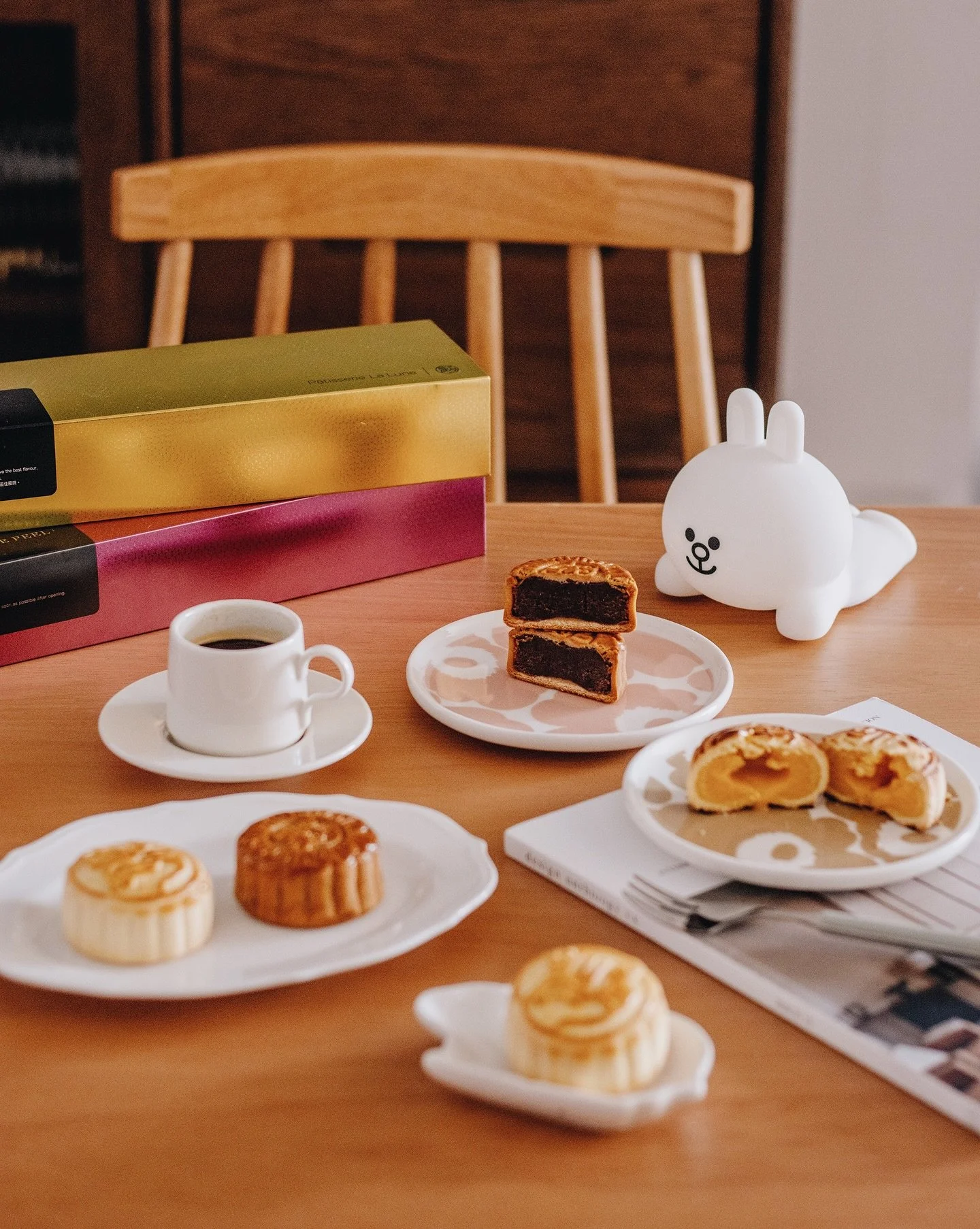 中 秋 節 快 樂 🌕
又一年和 @lalune.hk 月餅渡過的月餅節！
今天終於試到他們的陳皮紅豆月餅🥮
味道甘香濃郁不太甜～✨
流心奶黃則是一貫高質&epsilon;-(&acute;&forall;｀; )
祝大家人月兩團圓🫶🏻
#conysetsthetableseries