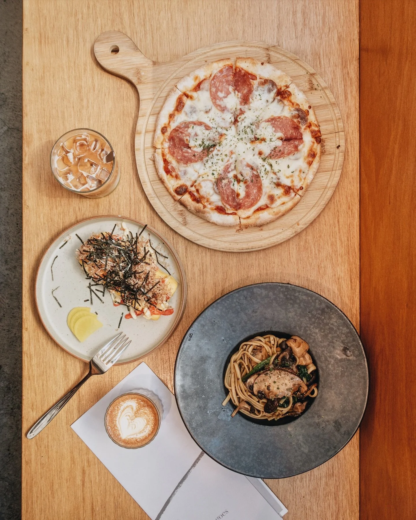 H O W
to live well
&ndash;
跟朋友週末聚餐選擇了在 K11 Art Mall 的 @how_dept 
之前只在他們的傢俱選物區域逛過 沒想到裡面的用餐區域非常大ʕʘ‿ʘʔ
採光也很好！除了雙人位 也有不少大桌 很適合一群人聚餐✧⁺⸜(･ ᗜ ･ )⸝⁺✧
食物 menu 種類選擇也很多 style 偏向西日式
我們吃了 芝士明太子玉子燒🧀 / 牛腹肉 / 黑松露野菌菠菜扁意粉 / SAUSAGE PARTY PIZZA 🍕
各項食物都很不錯～ ٩( *˙0˙*)۶