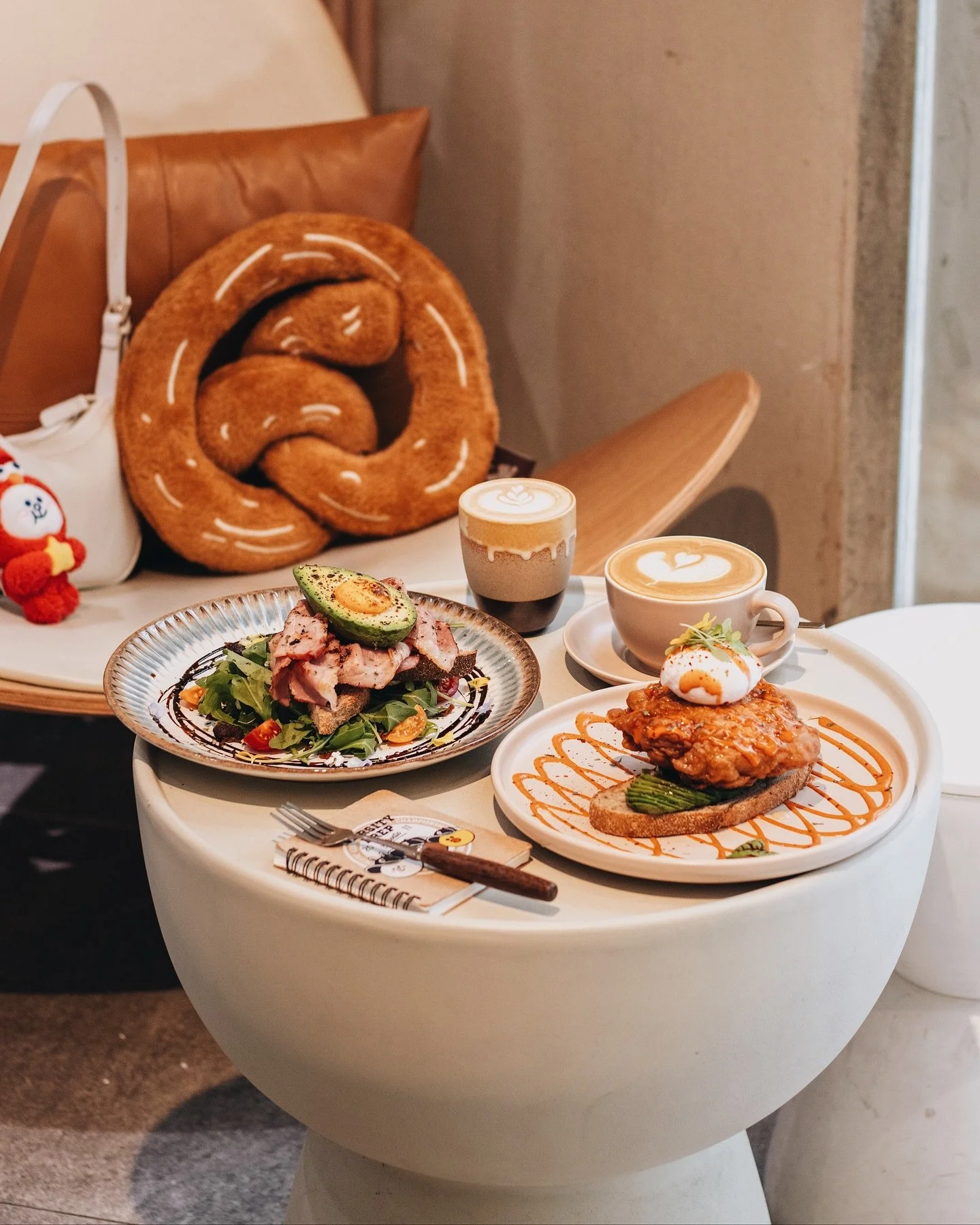 𝚌 𝚘 𝚜 𝚑 𝚊
&ndash;
每隔一陣子就會想念 @cosha.hk 的咖啡和餐點～ 
這次再訪 cosha 咖啡和食物的水準維持的很好～ ヽ(&acute;▽`)/
每次看他們的 menu 選了一陣子 最後還是點了 𝚄𝙵𝙾 和 𝙲𝚛𝚒𝚜𝚙𝚢 𝙶𝚎𝚎
𝙲𝚛𝚒𝚜𝚙𝚢 𝙶𝚎𝚎 的炸雞是 cosha 的 signature &ndash; 把希臘乳酪釀進雞皮和雞肉中間然後炸(்▿்)
令他們的炸雞皮薄香脆 同時肉汁非常 juicy!*&acut