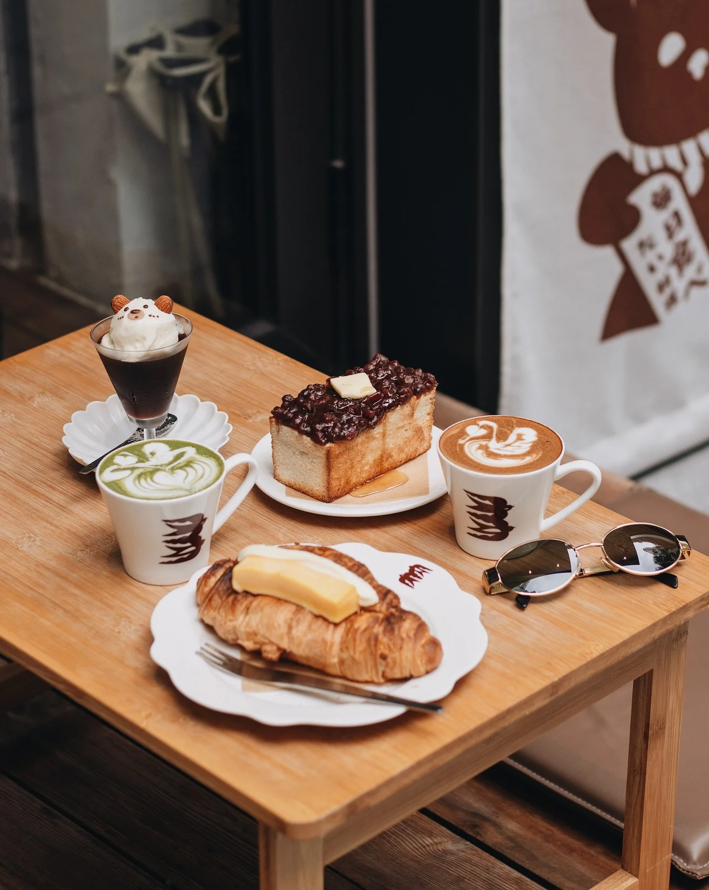 𝙱 𝙾 𝙽 𝙴  𝚂 𝚃 𝚄 𝙳 𝙸 𝙾
&ndash;
@bone.studio 骨子裡在旺角重開了✨
選址旺角新商場 U Corner 的B1層中庭 形成一個自成一角的愜意空間
有一種靜中帶旺的感覺！ヽ(&acute;▽`)/
新店的空間比以往大 也有不少 pet-friendly 的日式榻榻米位置ʕʘ‿ʘʔ
咖啡店的 menu 跟以往差不多 也保留了不少 signature items!
北海道紅豆牛油吐司🫘 依舊鬆軟好吃、厚玉子牛角包🥐 和小熊雪糕coffee j